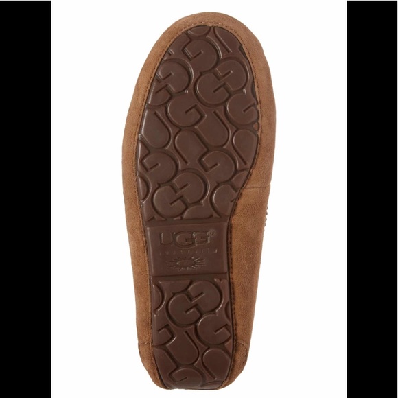 🔥🔥UGG DAKOTA Genuine Sheepskin Pom-Pom Slippers. - Picture 6 of 9